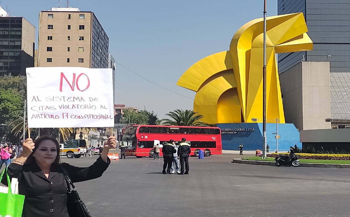 Abogados pretendían dirigirse al Zócalo capitalino. (Ramón Ramírez)