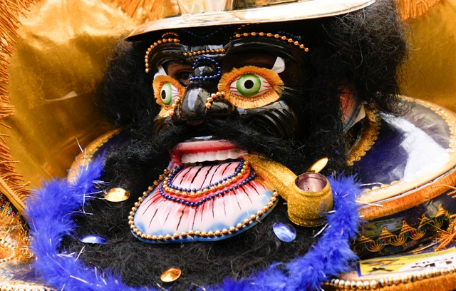 Un bailarín se presenta en el tradicional baile "Morenada" durante el Carnaval en Oruro, Bolivia.| AP