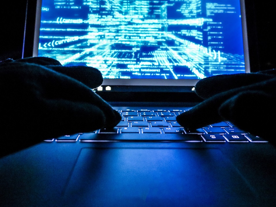 El cumplimiento del Payment Card Industry Data Security Standards blinda el sector financiero y retail, previniendo fraudes y robos de identidad.