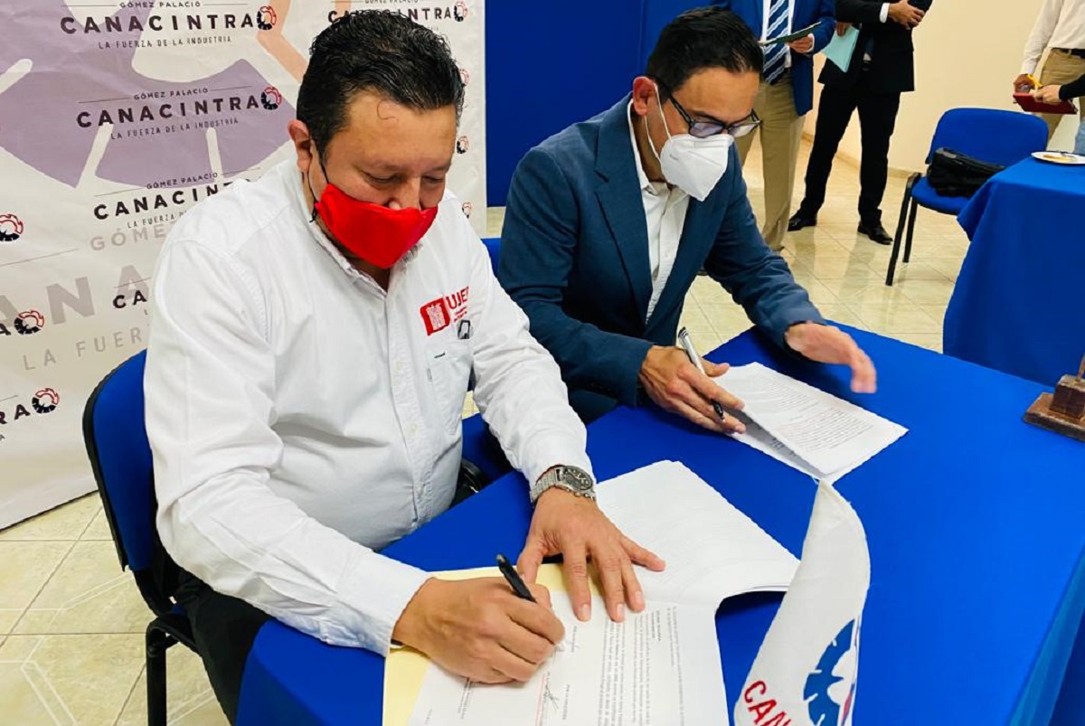 Firma del convenio FICA-Canacintra. (cortesía)