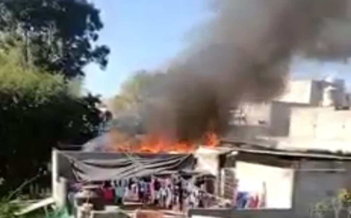 Habitantes de San Martín Texmelucan combaten incendio a cubetadas | Especial