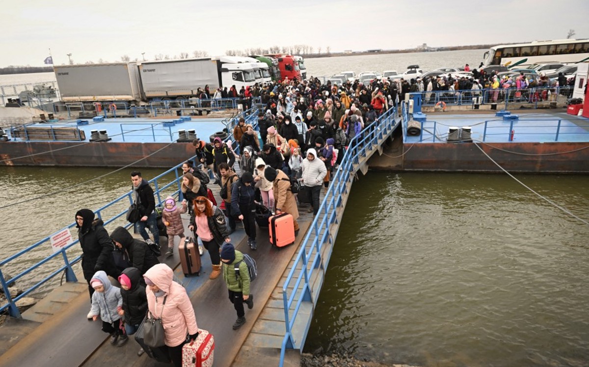 Las personas que vienen de Ucrania descienden de un ferry para ingresar a Rumania.  | AFP