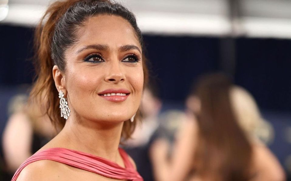 Salma Hayek se roba la alfombra roja de los SAG Awards en vestido Gucci