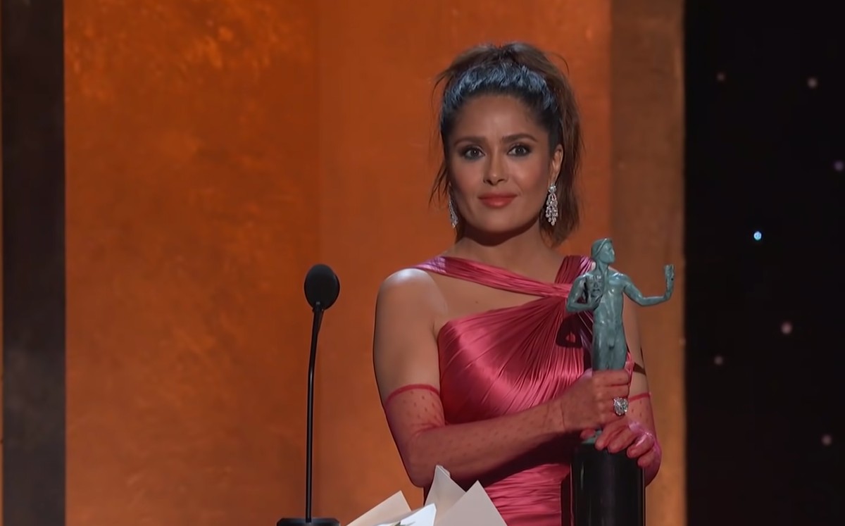 Salma Hayek vive incómodo momento por culpa de Michael Keaton (Captura).