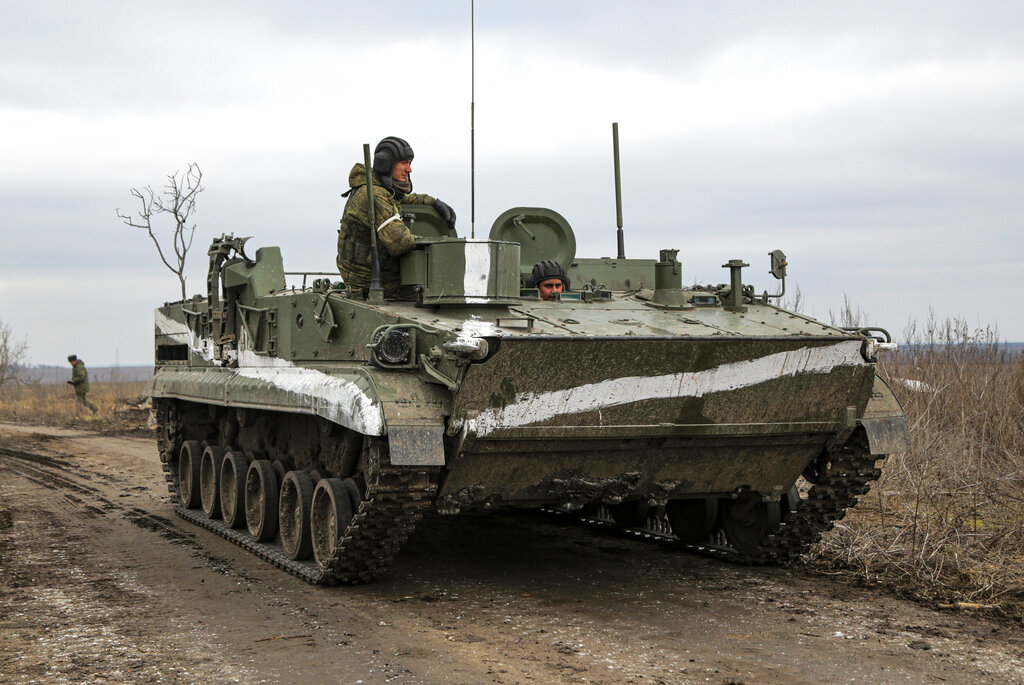 Un tanque patrulla a las afueras de Mykolaivka, en la región de Donetsk, al este de Ucrania. (AP)