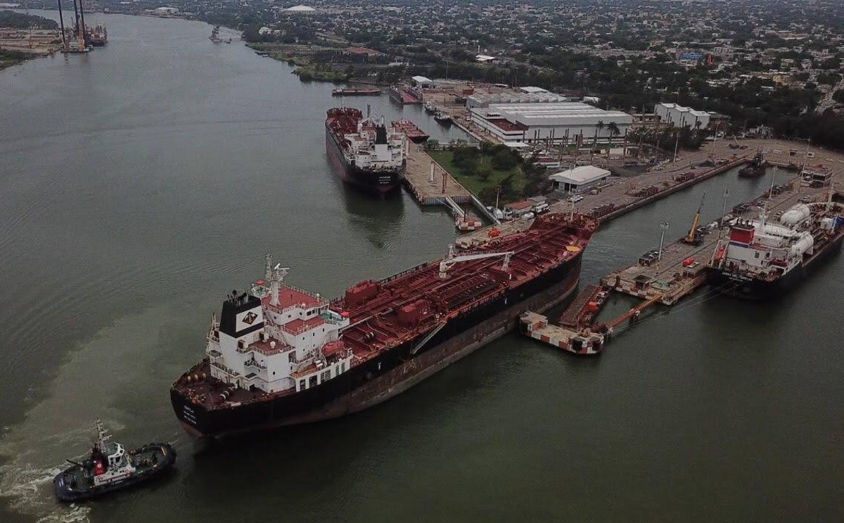 Terminales de Pemex en el puerto de Tampico.