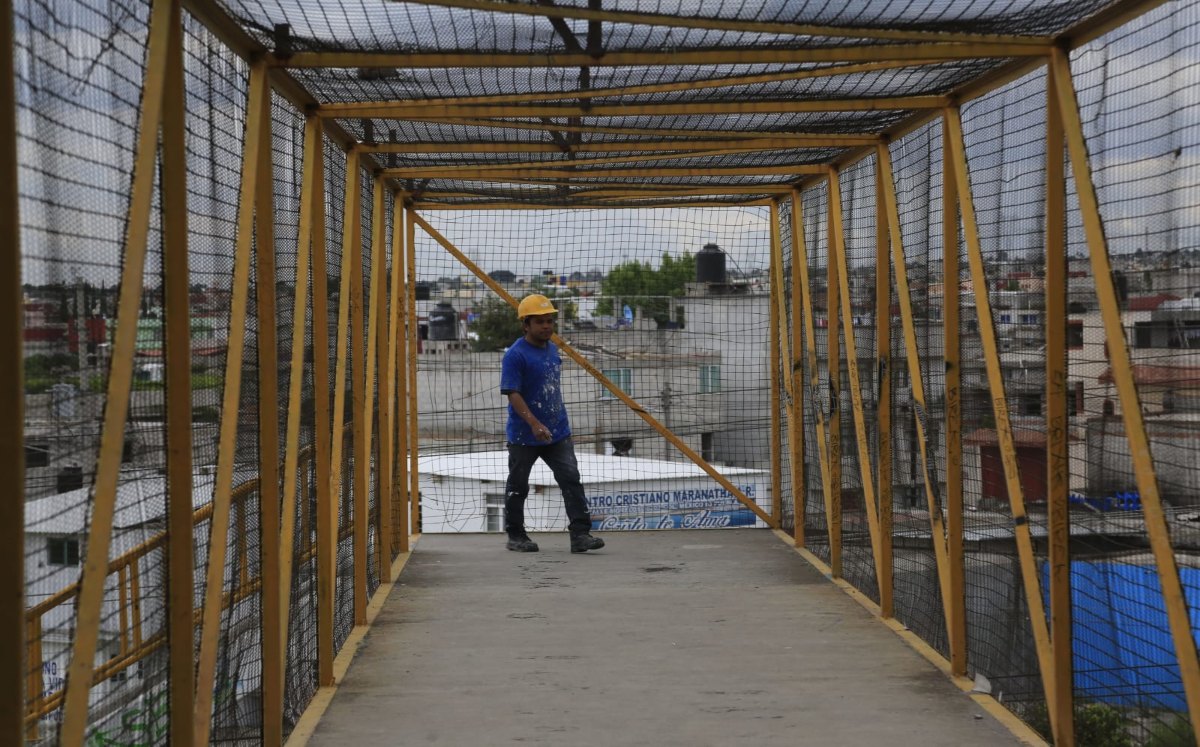 Un trabajador camina rumbo a su fuente de empleo | Andrés Lobato