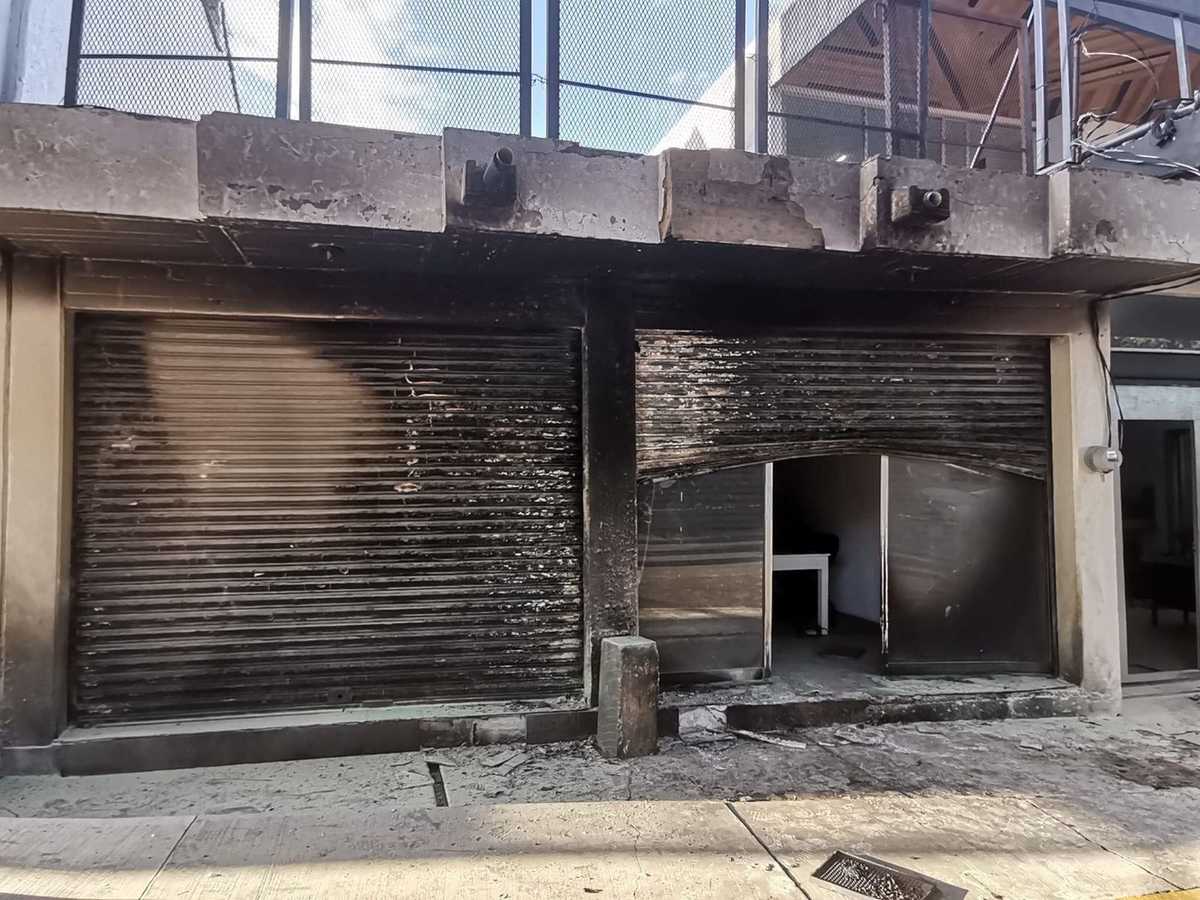 Bomberos acudieron a controlar el incendio durante la madrugada. (Especial)