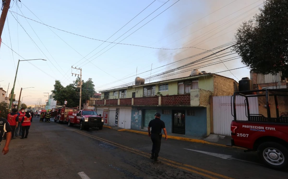 La columna de humo pudo verse desde otros puntos del Valle de Toluca. (Iván Carmona)