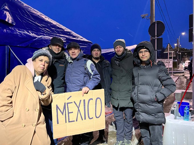 De los 24 pasajeros del autobús, 18 son mexicanos. (Twitter: @m_ebrard)