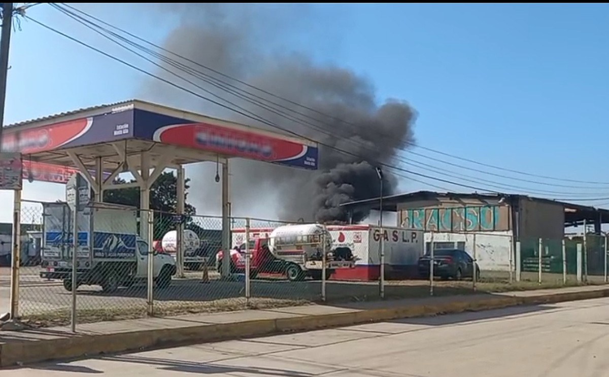 Gasera de Altamira en riesgo por fuego de quema de basura