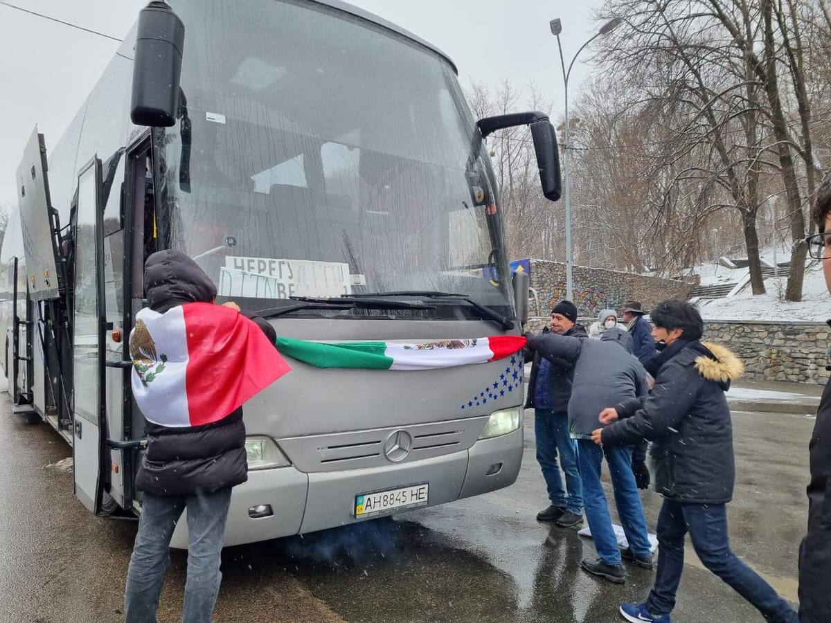 Un grupo de 18 mexicanos sale de Kiev para abordar vuelo humanitario | Twitter @m_ebrard