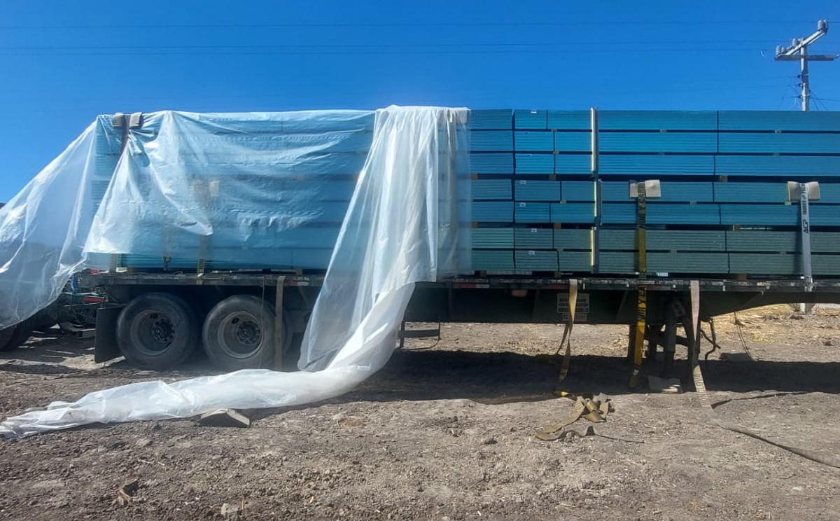 La unidad trasportaba acero. (Especial)