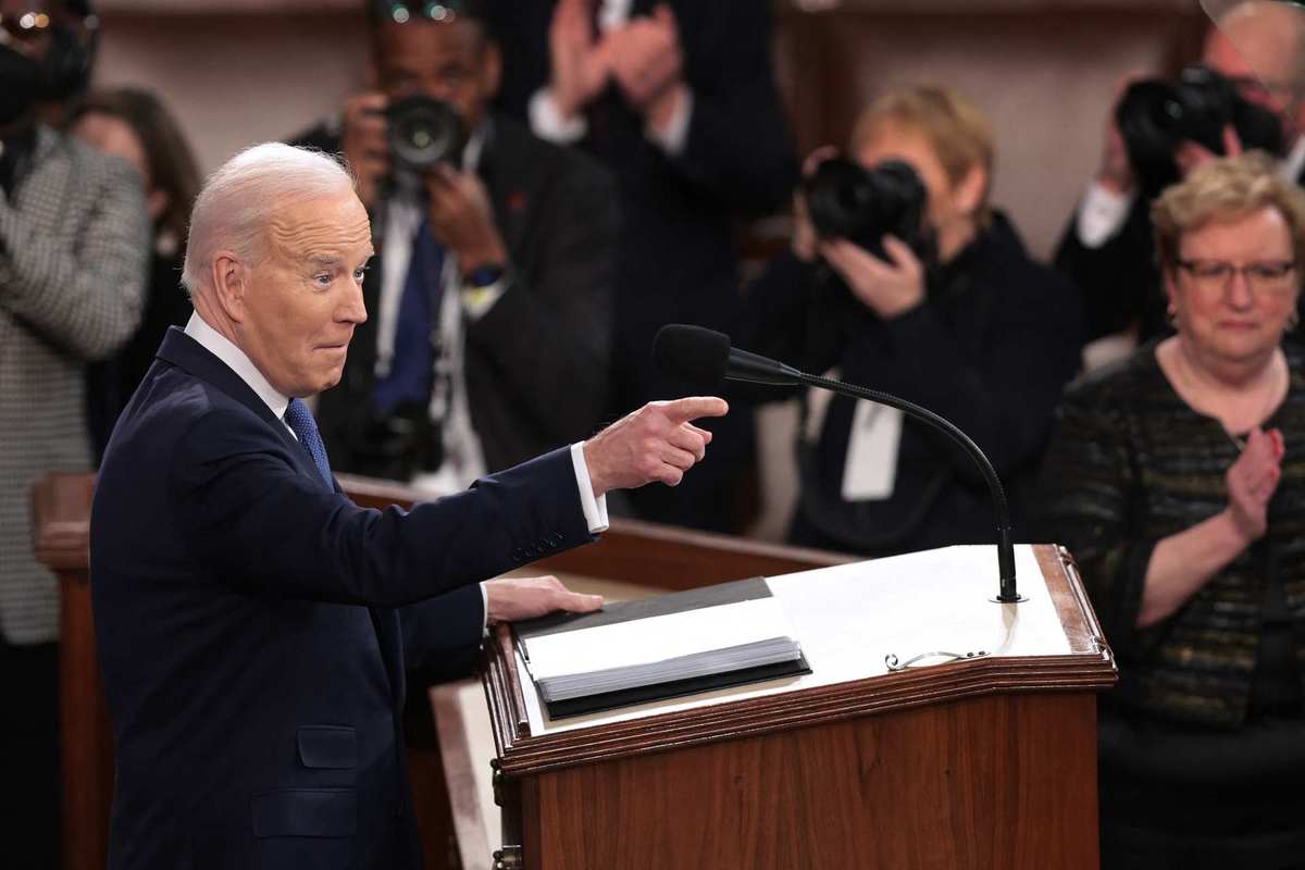Vamos a liberar 60 millones de barriles de crudo para aliviar precios, dice Biden (AFP)