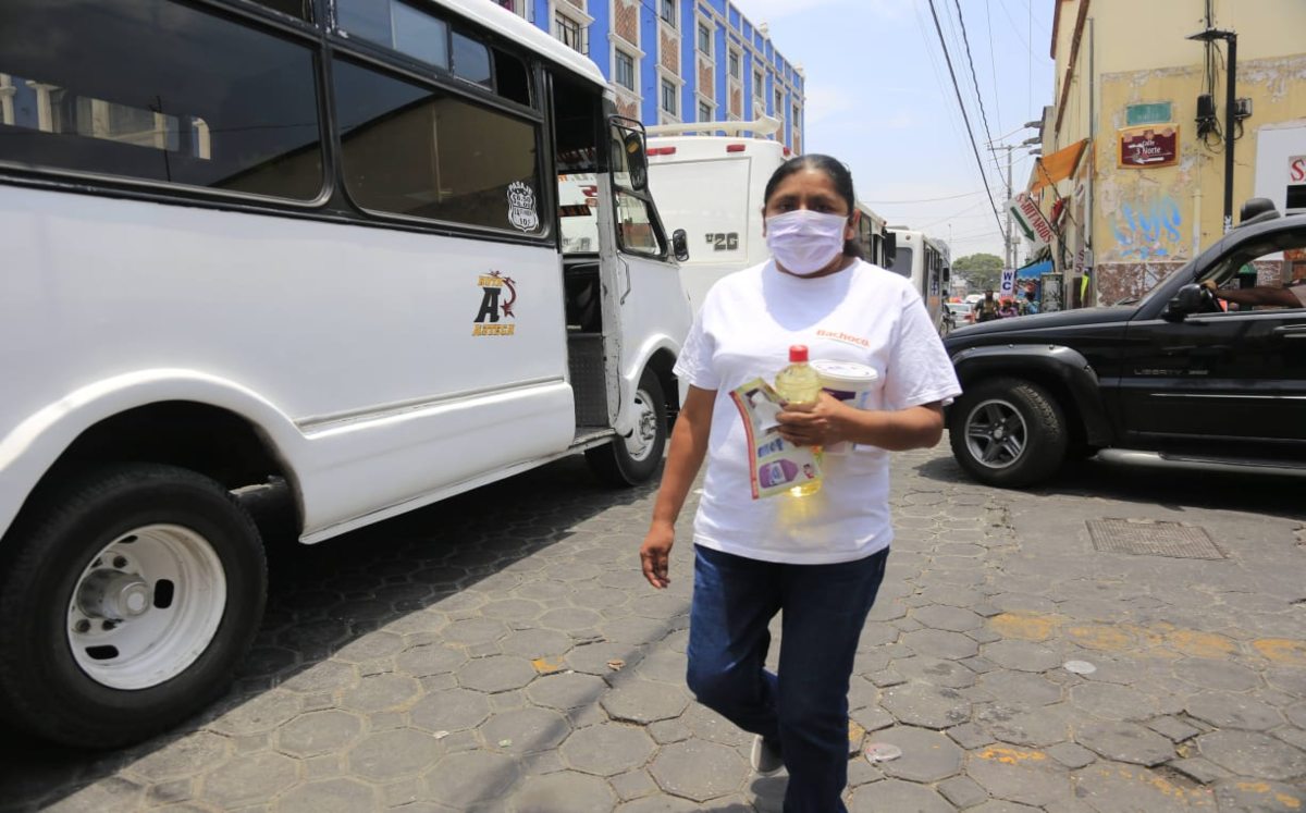 Una mujer camina por la calle después de bajar del transporte | Andrés Lobato