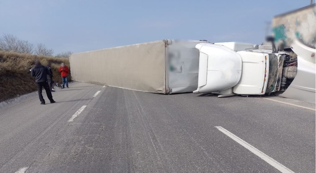 Accidente de tráiler provoca cierre vial en carretera a Reynosa. Foto: Especial.