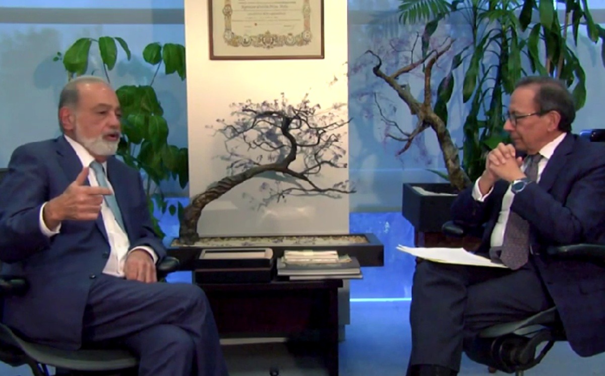 Carlos Slim y Carlos Salazar Lomelí durante charla