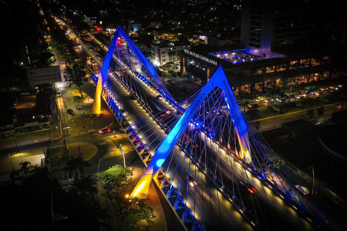 Edificios y monumentos se iluminaron de azul y amarillo. (Cortesía)