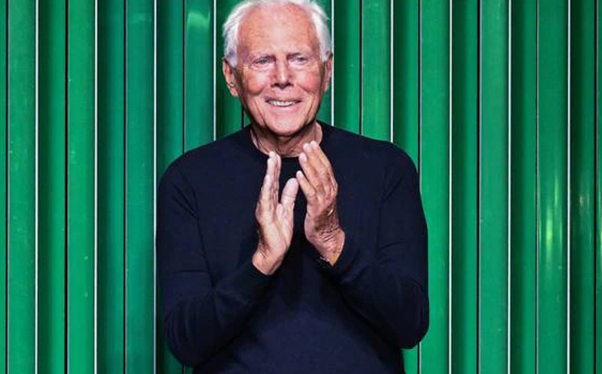 Giorgio Armani presentó su colección de otoño-invierno en absoluto silencio, esto como un acto de solidaridad con Ucrania. (AFP)