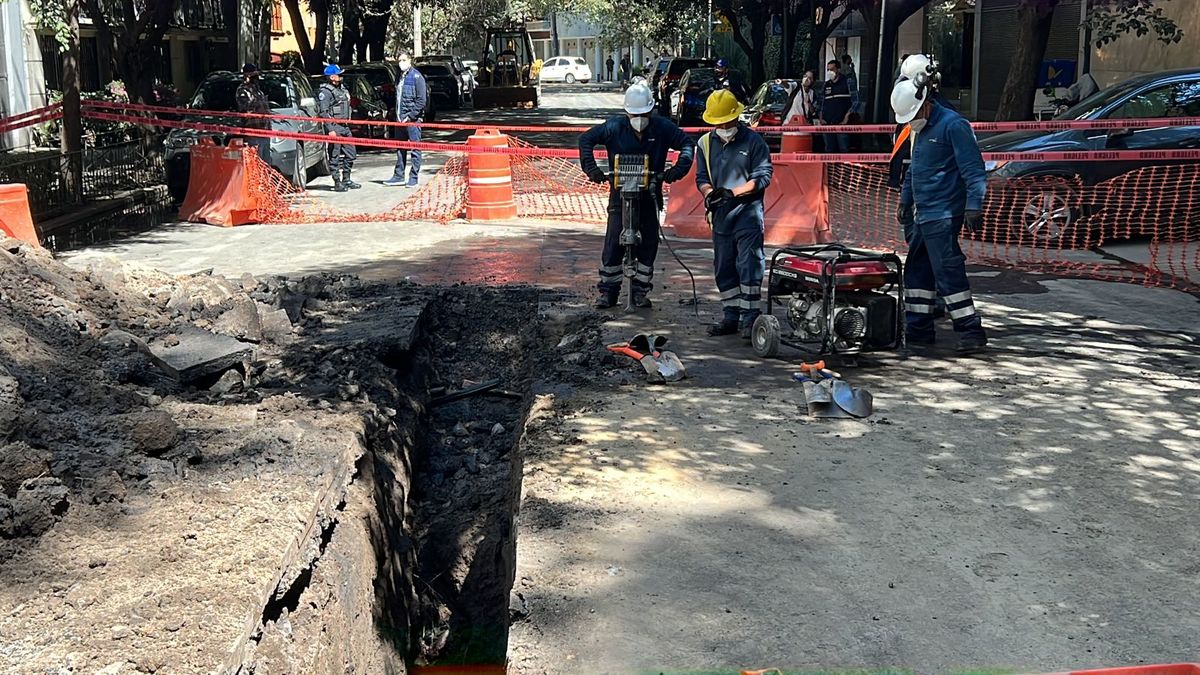 La tubería de gas se rompió mientras se realizaba una obra pública. (Ramón Ramírez)