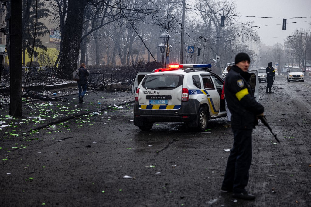 Ucrania cumple una semana de estar bajo el fuego de las tropas rusas. (AFP)