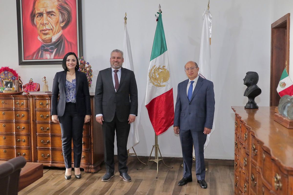 Alfredo Ramírez Bedolla, Adriana Hernández Íñiguez y  Jorge Reséndiz García (Elizabeth Guzmán)