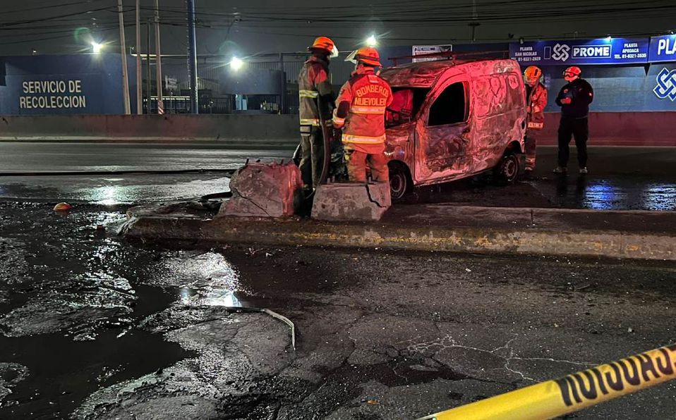 Hombre muere calcinado tras chocar contra muro en Apodaca, NL. Foto: Mayte Villasana.