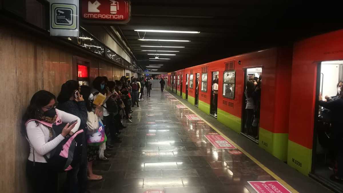Repliegue de personas tras sonar la alerta sísmica en el Metro de la CdMx. (Ariana Pérez)