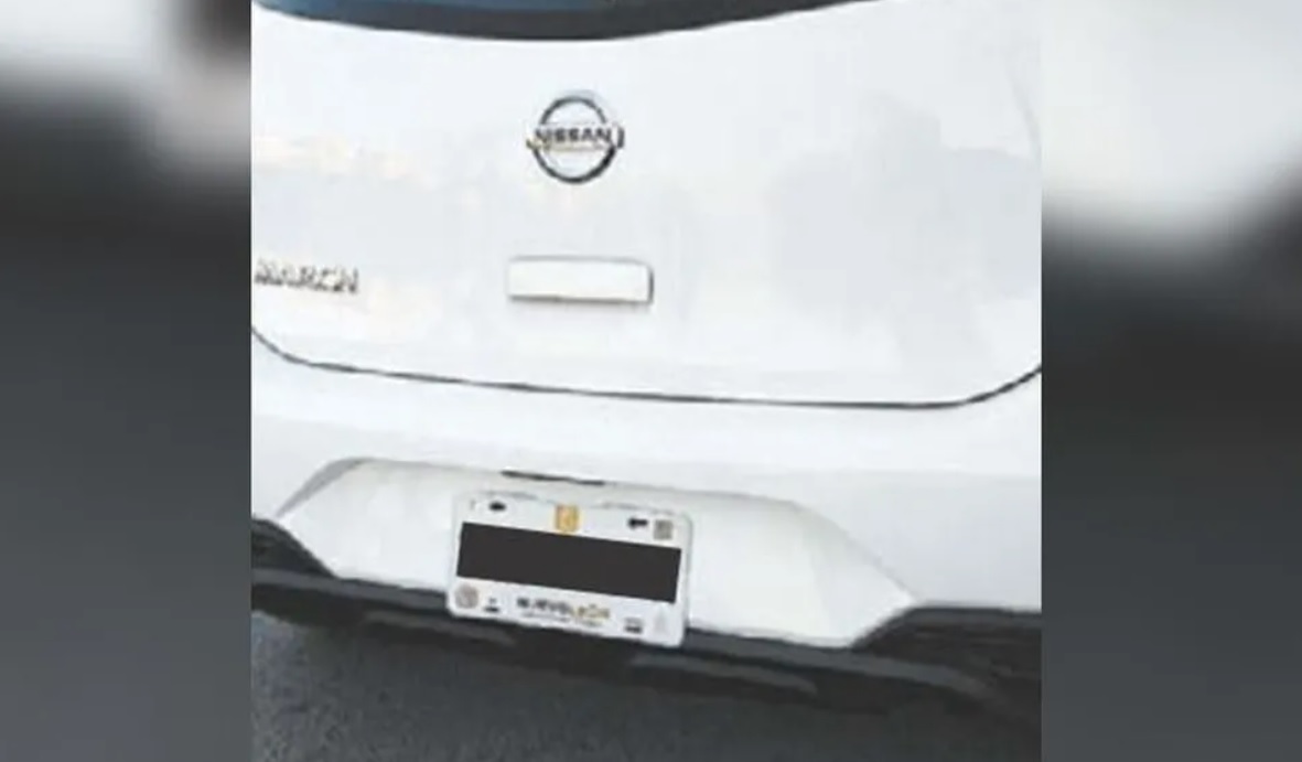 Captan vehículos con nuevo diseño de placas. Foto: Especial.