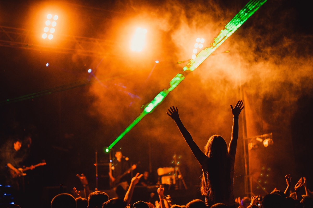 Los conciertos son espacios donde puedes hacer amigos y vivir grandes experiencias. (freepik.es)