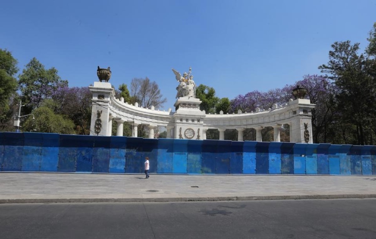 El Hemiciclo a Juárez fue resguardado con vallas metálicas previo a la marcha. | Jorge Carballo