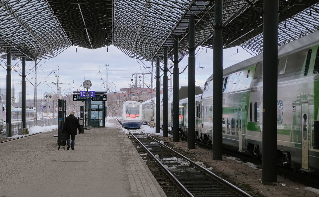 Llegada los trenes a la estación de Helsinki. (AFP)