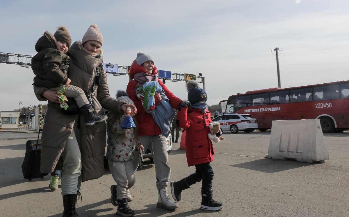 Refugiados de Ucrania entran a Polonia por el cruce de Medyka el 1 de marzo del 2022. | AP