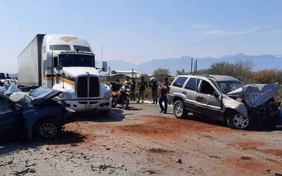 Accidente vial deja 2 muertos y 3 heridos en Montemorelos. Foto: Martha Zamora.