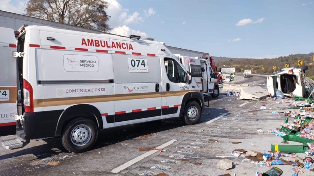 El conductor quiso maniobrar y se impactó contra el muro de contención