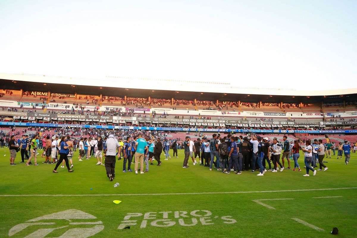 Se desató una riña entre aficionados del Querétaro y Atlas. (Cuartoscuro)