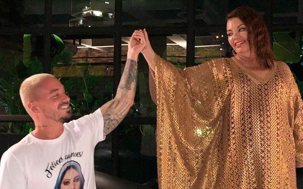 El cantante junto a su mamá. (Instagram)