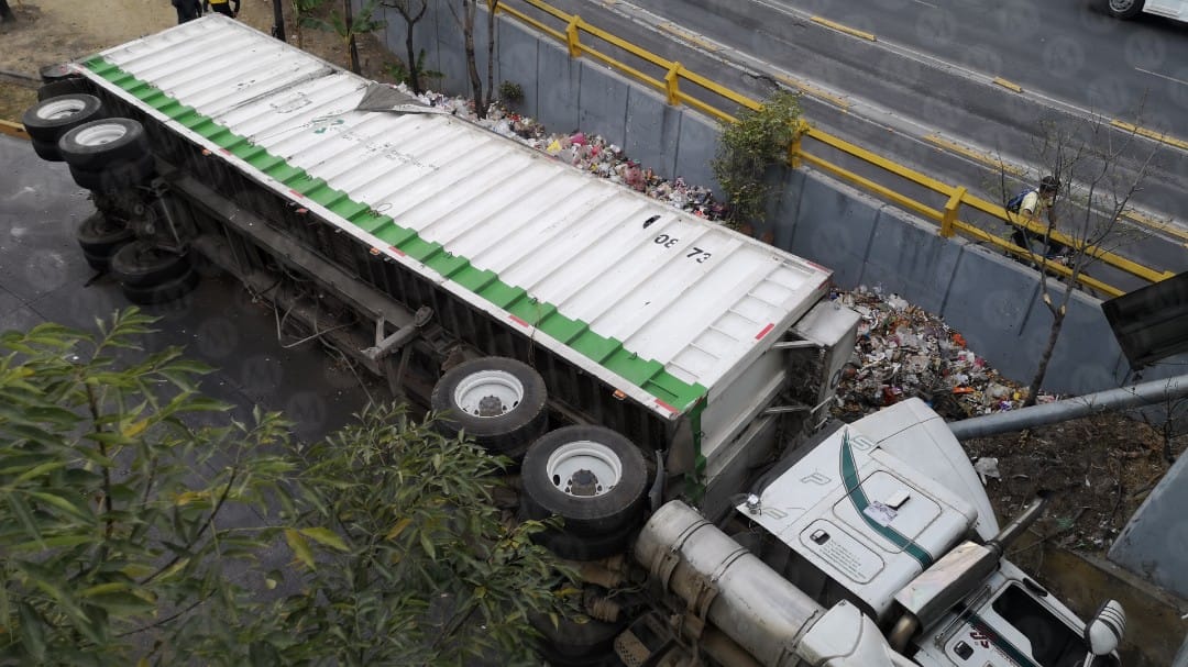 El tráiler volcó sobre la avenida | Jorge Becerril