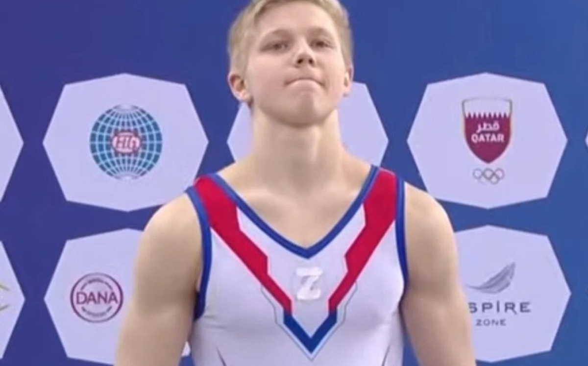 Gimnasta ruso sube al podio con un símbolo a favor de la guerra en Ucrania (Especial)