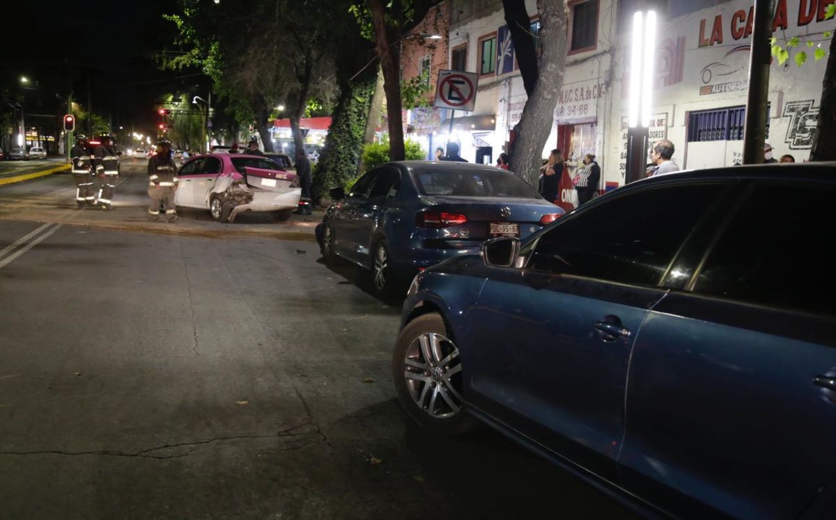 Persecución policiaca termina en un fuerte choque. (Enrique Luna)