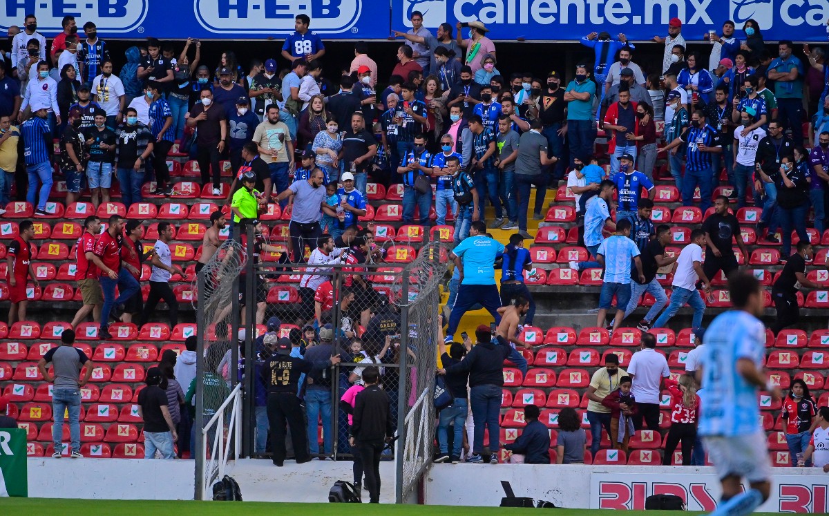 Suspenden el partido Querétaro vs Atlas por violencia entre porras en La Corregidora (Imago7)