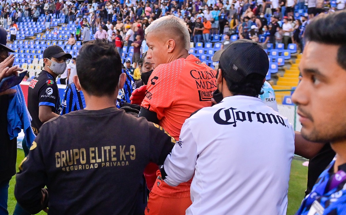 Washington Aguerre interviene con afición en pelea de Querétaro vs Atlas (Imago7)