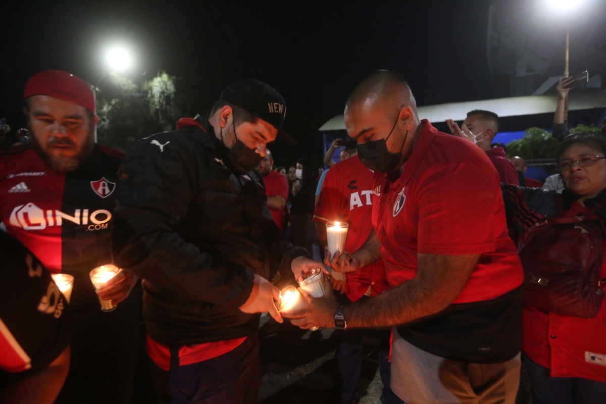 Afición rojinegra lleva veladoras al Estadio Jalisco (Fernando Carranza)