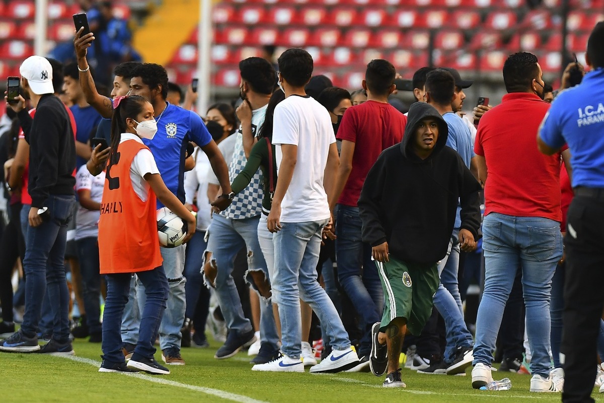 Aficionados sobre la cancha de La Corregidora en Querétaro vs Atlas (Mexsport)