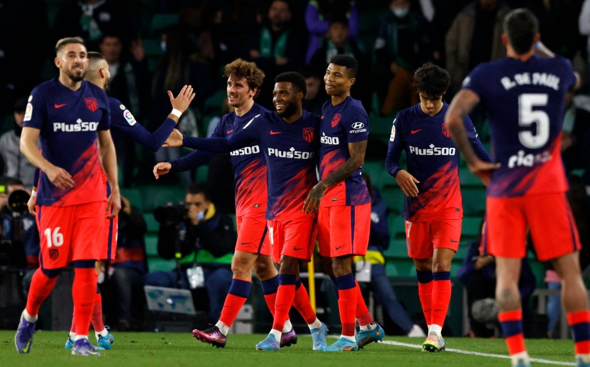 Atlético de Madrid derrota al Betis y asciende a puestos de Champions (Reuters)