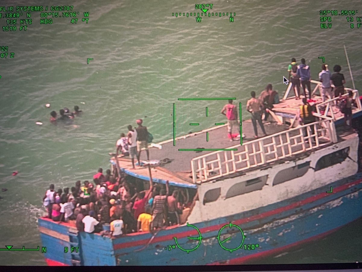 Se calcula que eran 300 las personas que viajaban en el barco de madera. (Twitter: USCGSoutheast)