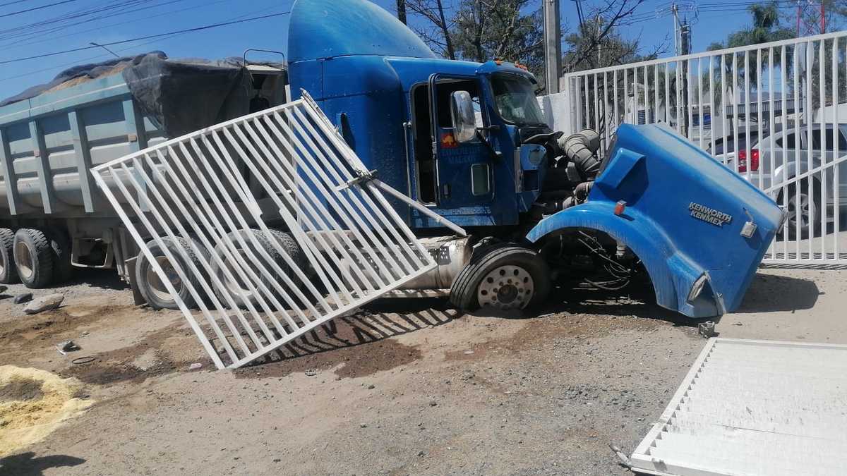 Choque de transporte de carga contra muro y dos vehiculos compactos deja como saldo a tres lesionados