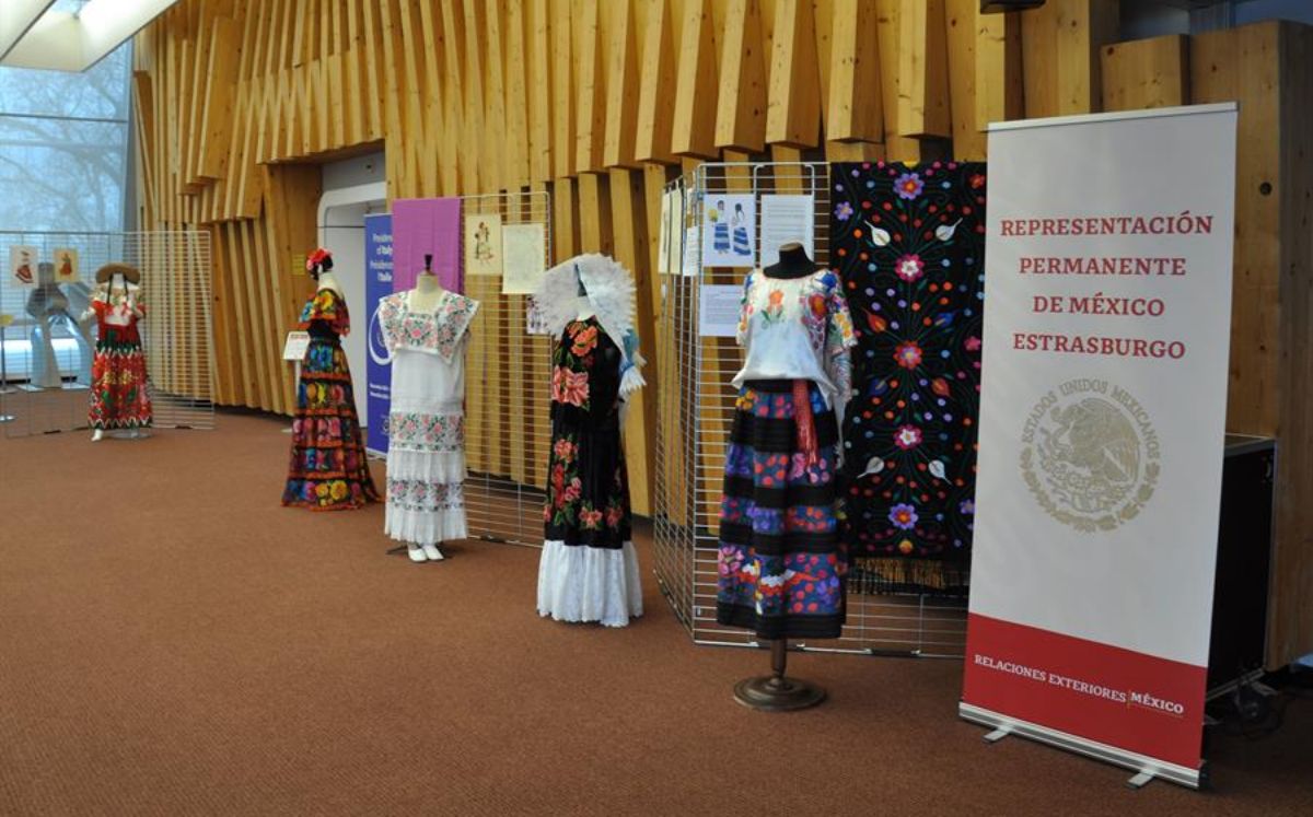 México presume trajes típicos en Europa (EFE).