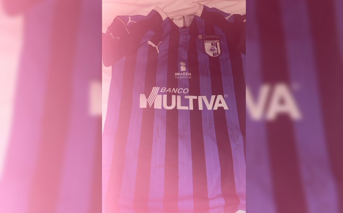 Niño dio su playera de Querétaro a aficionada del Atlas para que pudiera salir de La Corregidora (Twitter)