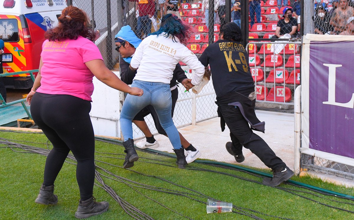 Por 300 pesos, empresa de seguridad contrató improvisados para el Querétaro vs Atlas (Imago7)